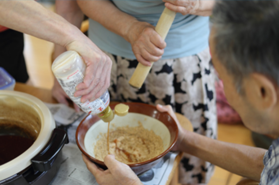 ご入居者と一緒に調理